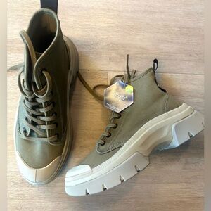 NIB Palladium Pallawave Women's Boots, sz 7